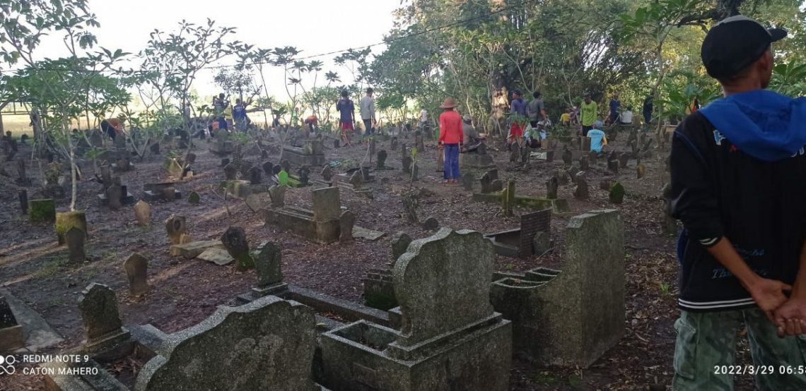 LDII Krajan hadir gotong royong kerja bakti lingkungan membersihkan makam. Foto: Kontributor LINES.