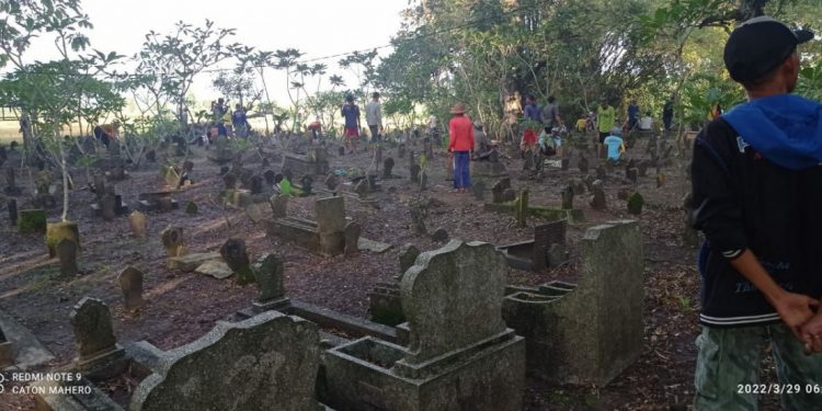 LDII Krajan hadir gotong royong kerja bakti lingkungan membersihkan makam. Foto: Kontributor LINES.