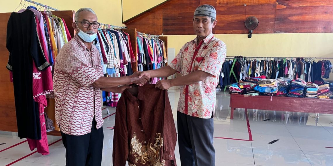 LDII Mimika bagikan pakaian baru. Foto: Kontributor LINES.