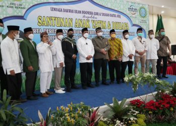 PLT Bupati Bekasi Santuni Anak Yatim dan Resmikan Masjid