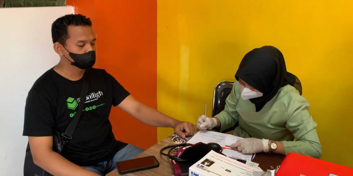 DKM Masjid Baitul Fatah Cilandak bekerja sama dengan Polri menggelar vaksinasi booster. Foto: Kontributor LINES.