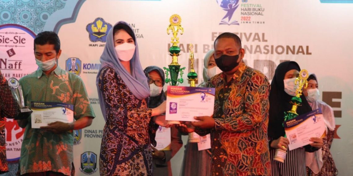 Ali Harsojo, Guru SDN Pajagalan II Sumenep mengungkapkan keinginannya, membangun dan memajukan literasi masyarakat melalui komponen penggerak. Foto: LINES.