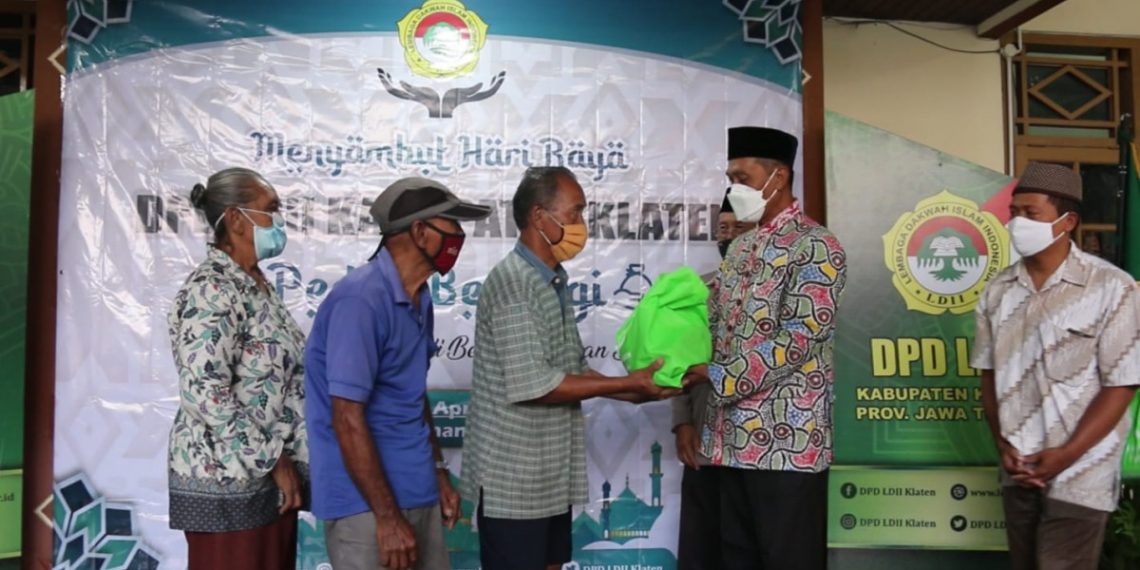LDII Klaten membagikan bansos jelang momen lebaran. (Foto: Kontributor LINES)