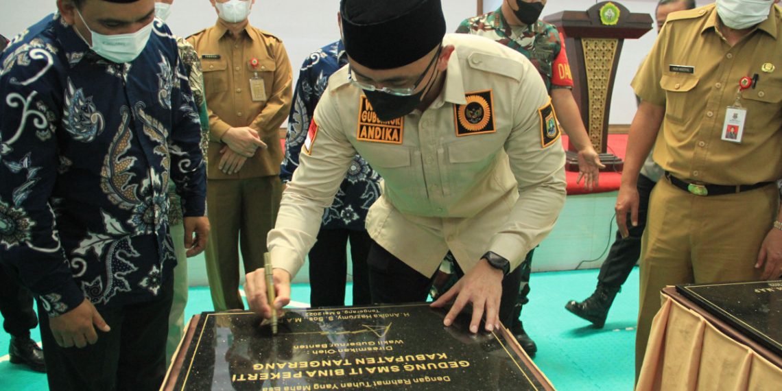 Wagub Banten Andika menandatangani prasasti peresmian gedung serbaguna LDII Tiga Raksa, Banten. Foto: LINES.
