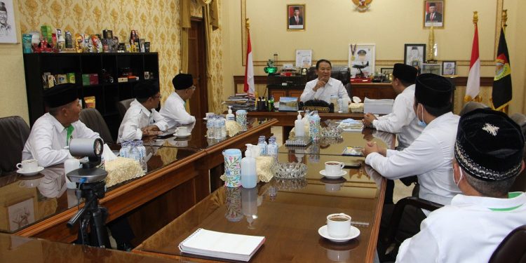 Pengurus LDII Jember silaturrahim syawal ke kantor Bupati Jember H. Hendy Siswanto (12/5). Foto: Kontributor LINES.