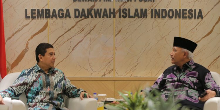 Mantan Dubes RI untuk Ukraina, Yuddy Chrisnandi mengunjungi Kantor DPP LDII kemarin (20/5) untuk bersilaturrahim. Foto: LINES.