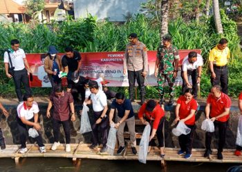 Warga LDII Lepas Puluhan Ribu Benih Ikan, Sukseskan Program Kerja Pemkab Badung