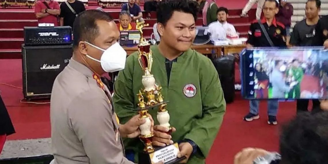 Persinas ASAD meraih prestasi dalam Kejuaraan Pencak Silat se-Balikpapan, dengan memperebutkan Piala Wali Kota dan Piala Kapolresta, yang berlangsung di Balikpapan Sport Convention Center (BSCC) Dome, Minggu (12/6). Foto: Kontributor LINES.