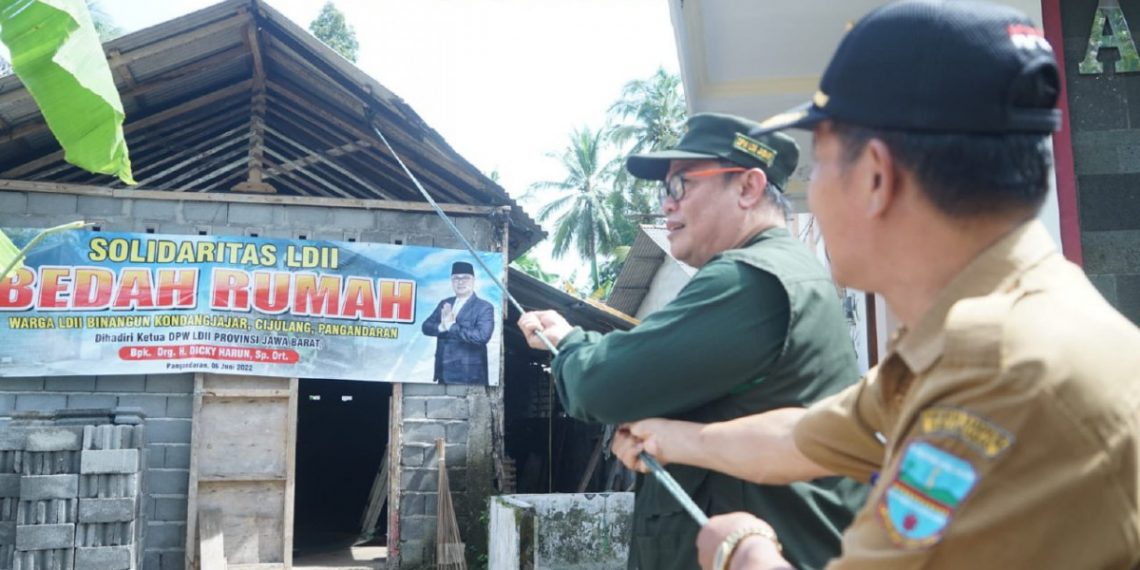 LDII Jabar bantu renovasi rumah warga sebagai dukungan kepada program kerja Pemerintah Provinsi setempat. Foto: LINES.