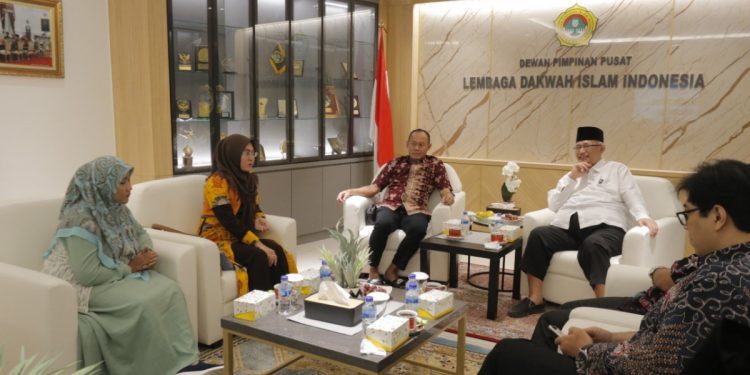 Anggota Komisi IX DPR RI Saniatul Lativa (kedua dari kiri) saat mengunjungi DPP LDII, pada Selasa (12/7). Dalam pertemuan itu, ia mengatakan Balai Latihan Kerja (BLK) jadi jembatan kesenjangan antara SDM dan dunia usaha. Foto: LINES.