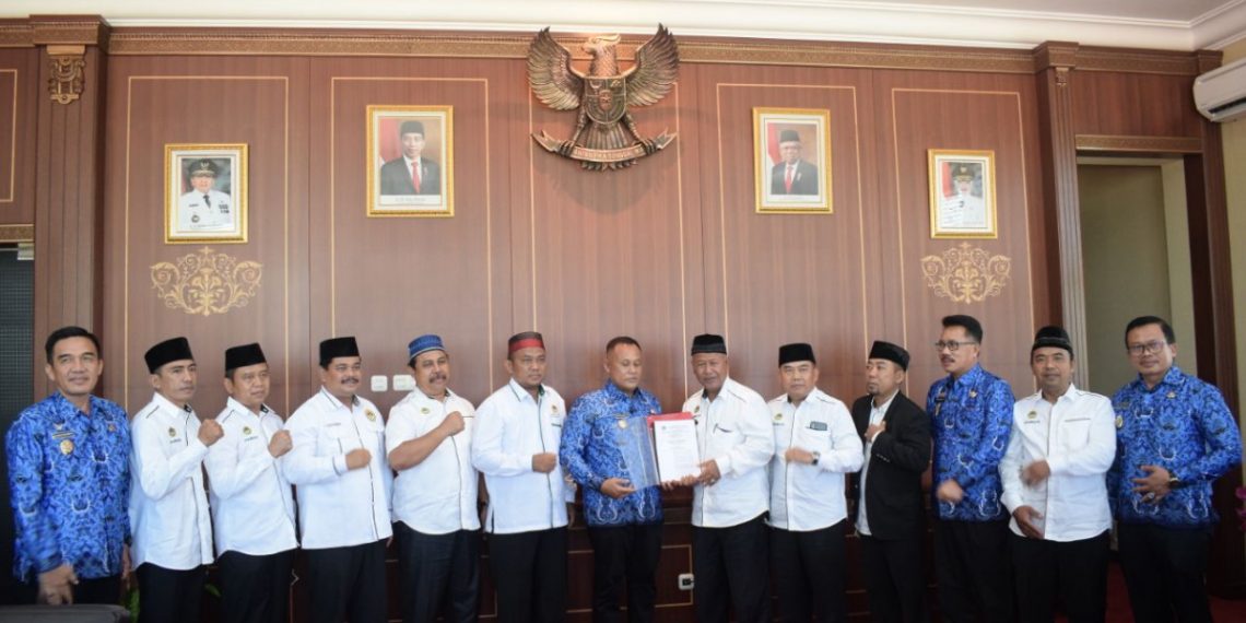 Pengurus DPD LDII Kabupaten Lampung Selatan, dipimpin oleh Ketua Sugiono, melaksanakan audiensi dengan Bupati Lampung Selatan Nanang Ermanto. Foto: LINES.