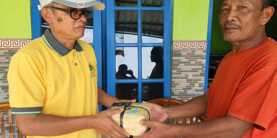 LDII bergotong-royong untuk mewujudkan hewan kurban yang dibagikan kepada warga sekitar. Foto: LINES.