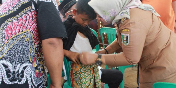 Ketua PC LDII Pasir Sakti Wasis Susilo melaporkan jumlah peserta khitanan massal ada 51 orang anak dengan melibatkan lima tenaga medis. Foto: LINES.