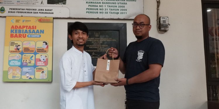 LDII Pasir Kaliki menyalurkan daging kurban bekerja sama dengan pihak kelurahan dan pengurus masjid setempat. Foto: LINES.
