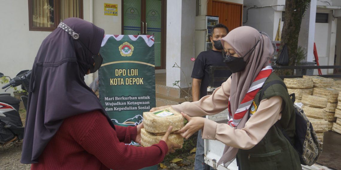 LDII Kota Depok menggunakan besek agar lebih berwawasan lingkungan, dan dapat menjauhkan diri dari sampah plastik. Foto: LINES.