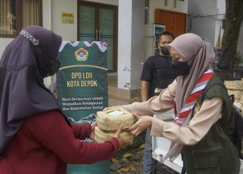 Berupaya Jaga Lingkungan, LDII Depok Tebar Daging Kurban Dibungkus Besek