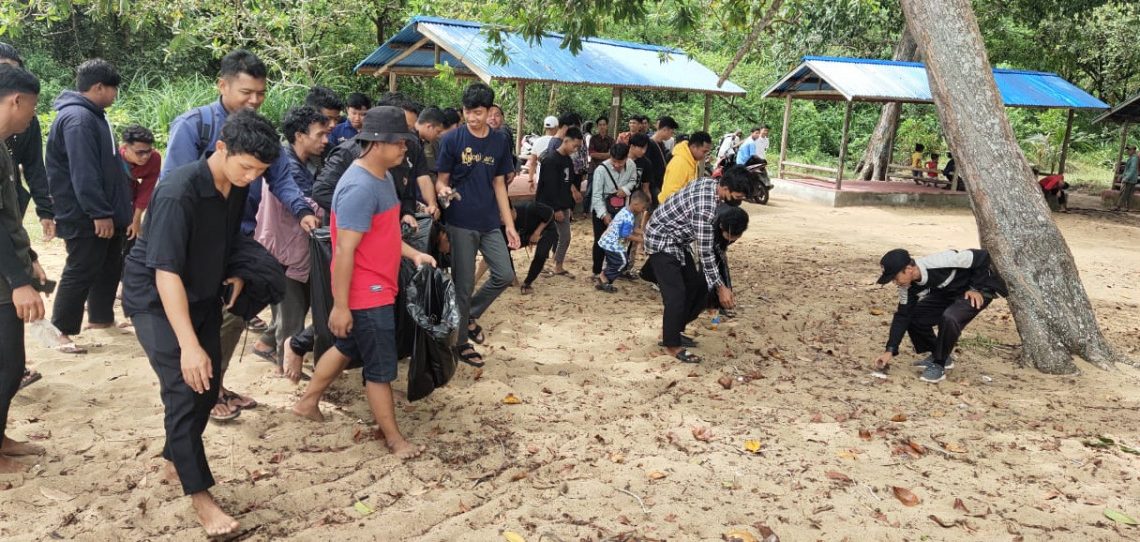 DPD LDII Kabupaten Ketapang mengerahkan para generasi muda. untuk aksi 'pungut sampah'. Foto: LINES.