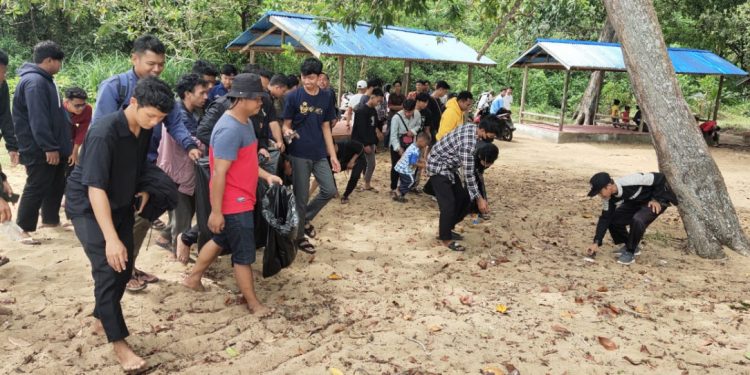 DPD LDII Kabupaten Ketapang mengerahkan para generasi muda. untuk aksi 'pungut sampah'. Foto: LINES.