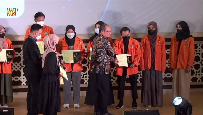 Mahasiswa Program Studi Bahasa dan Sastra Arab, yang juga seorang mubaligh LDII, Dimas Agung Prihandoko memperoleh penghargaan Anugerah Kemahasiswaan Universitas Ahmad Dahlan (Andalan) Awards 2022. Foto: LINES.