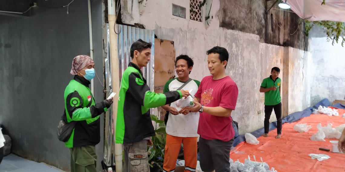 Pengurus PAC LDII Jati Padang membagikan daging kurban kepada warga LDII dan masyarakat sekitar. Foto: LINES.