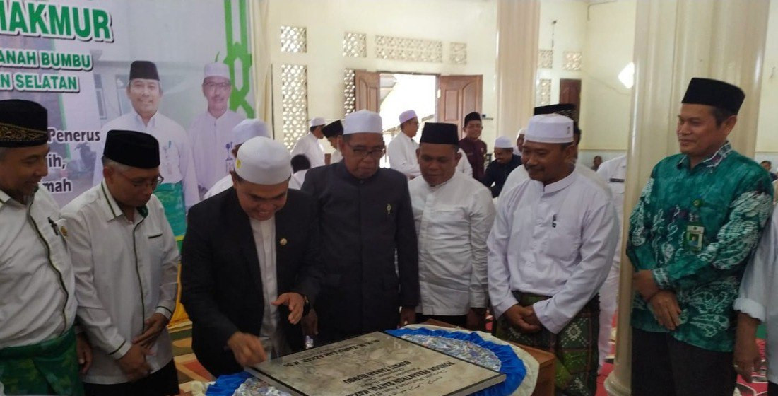 Bupati Zairullah Azhar bersama Ketua MUI Tanah Bumbu KH. Suhuful Amri meresmikan Pondok Pesantren LDII Baitul Makmur. Foto: LINES.