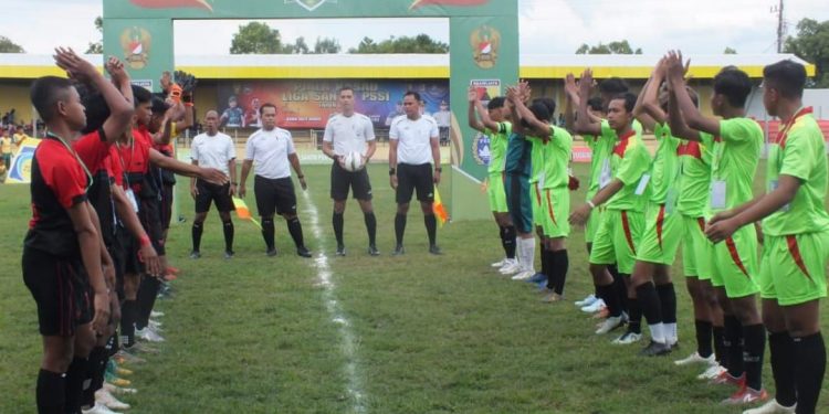 Liga Santri Nusantara memperebutkan Piala Kepala Staf Angkatan Darat (KSAD) di Kabupaten Jember, Jawa Timur, resmi dibuka di Stadion Notohadinegoro. Foto: LINES.
