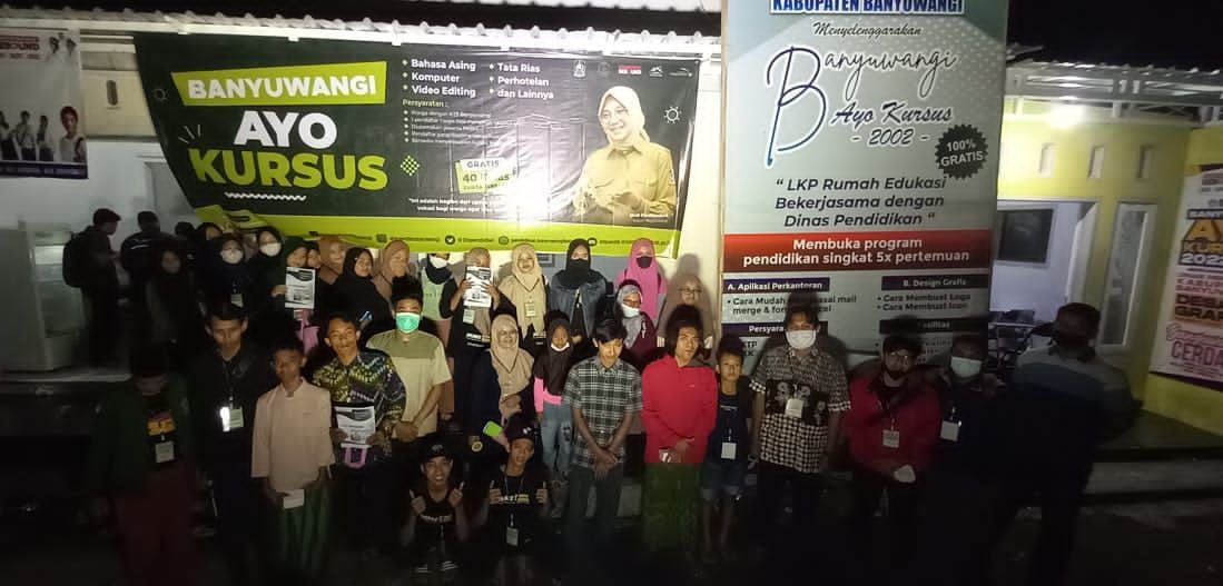 Generasi muda LDII mengikuti pelatihan gratis desain grafis dari program Bupati Banyuwangi. Foto: LINES.