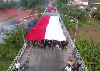 Pemuda LDII Kota Kediri Ikuti Kirab Bendera Merah Putih Raksasa