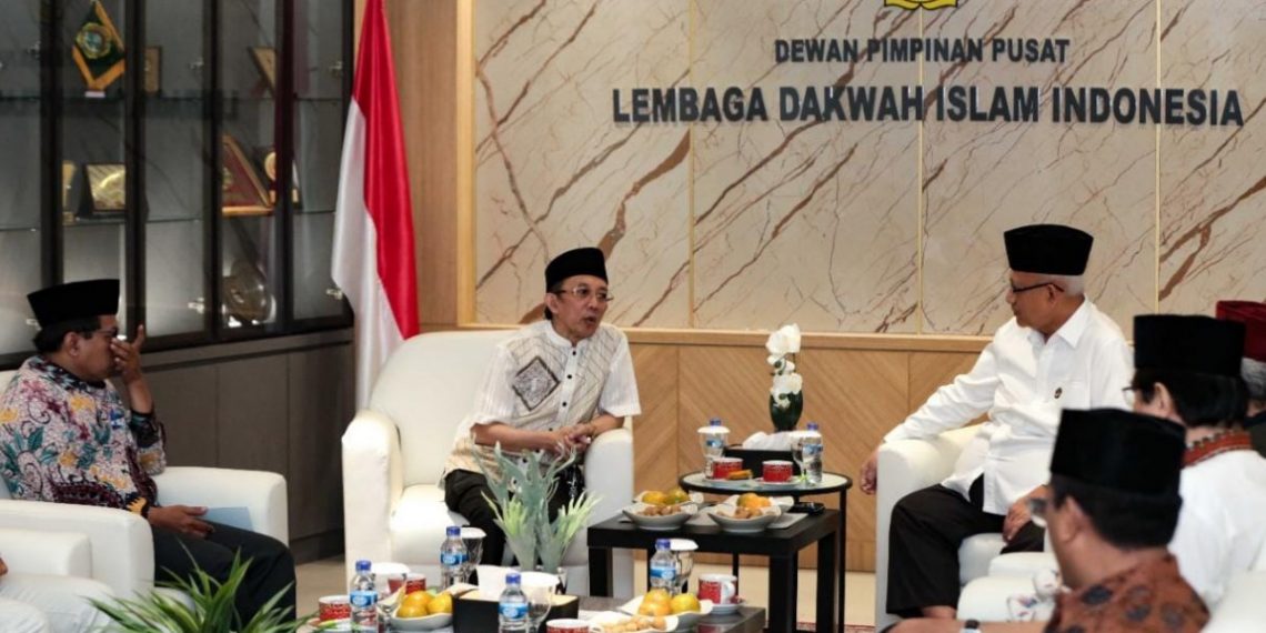 Ketua Umum Majelis Pimpinan Pusat Majelis Dakwah Islamiyah (MPP MDI) KH. M. Choirul Anam silaturahim ke kantor DPP LDII (11/8). Foto: LINES.