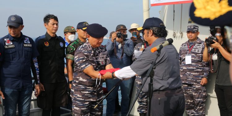 LDII Banten Kibarkan Bendera di Laut. Foto: LINES.