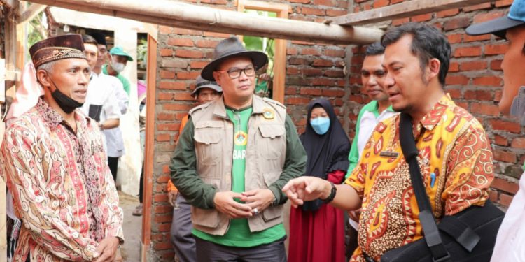 LDII Baros dan Pemprov Jabar memberikan dana bantuan perbaikan rumah warga. Foto: LINES.