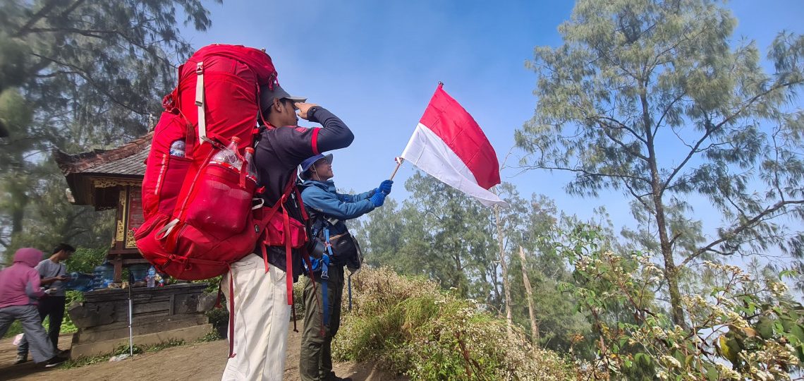 Ikut semarakkan HUT RI, pemuda LDII Tabanan mengibarkan merah putih di puncak Gn. Abang, Bali (14/8). Foto: LINES.