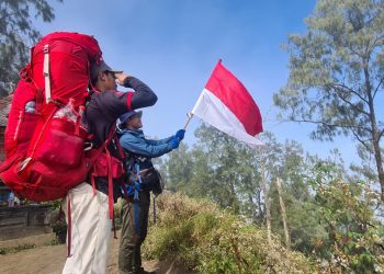 Pemuda LDII Kibarkan Merah Putih di Puncak Gunung Abang Bali