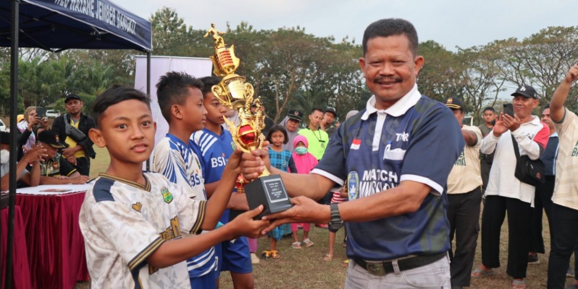 PSSI Jember mengapresiasi kejujuran pemain sepakbola pada Liga FORSGI LDII Jember. Foto: LINES.