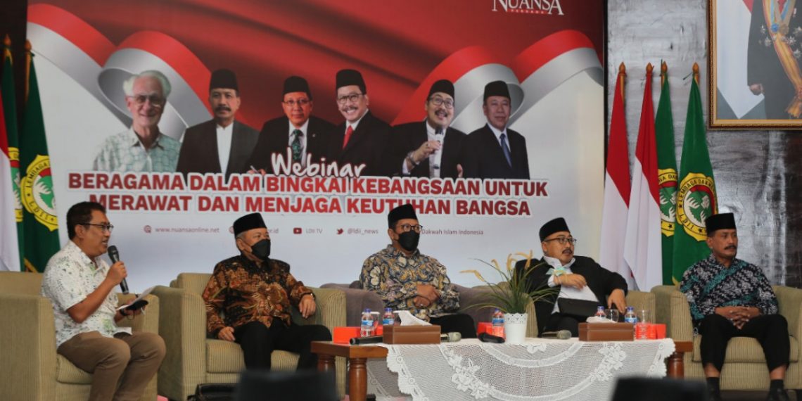 Webinar Kebangsaan menghadirkan Wakil Menteri Agama Zainut Tauhid sebagai pembicara kunci, Lukman Hakim Saifuddin, Ketua PBNU KH. Ahmad Fachrur Rozi, Ketua PP Muhammadiyah KH Syafiq Al Mughni, Romo Franz Magnis Suseno, dan Ketua DPP LDII Singgih Tri Sulistyono. Foto: LINES.