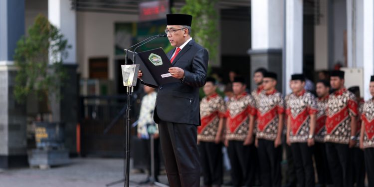 Pengasuh Ponpes Al Ubaidah, Habib Ubaidillah Alhasany bertindak sebagai inspektur upacara. Foto: Tim Ponpes Al Ubaidah Kertosono.