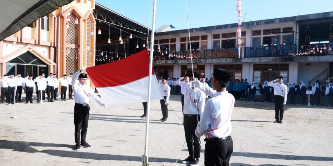 Upacara Bendera Ponpes Al Huda Kebun Tebeng. Foto: LINES.