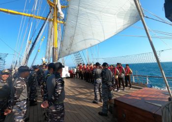Sako SPN SMA Budi Utomo Berlayar Bersama Kapal KRI Dewaruci