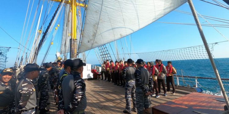 Rombongan Pramuka Sako SPN Gadingmangu Jombang bersama tim KRI Dewaruci. Foto: Tim Reporter SMA Gadingmangu.