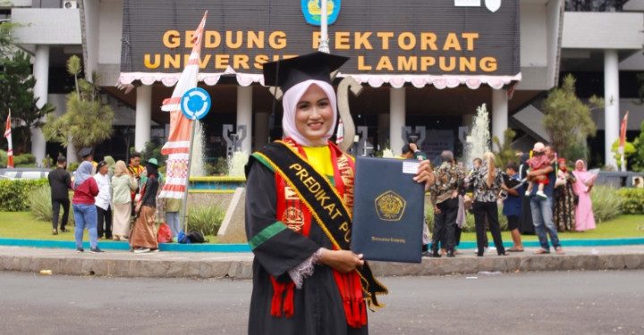 Santri PPM Hasri Aghnia Salsabila yang lulus jurusan kedokteran Universitas Lampung dengan predikat terbaik. Foto: LINES.