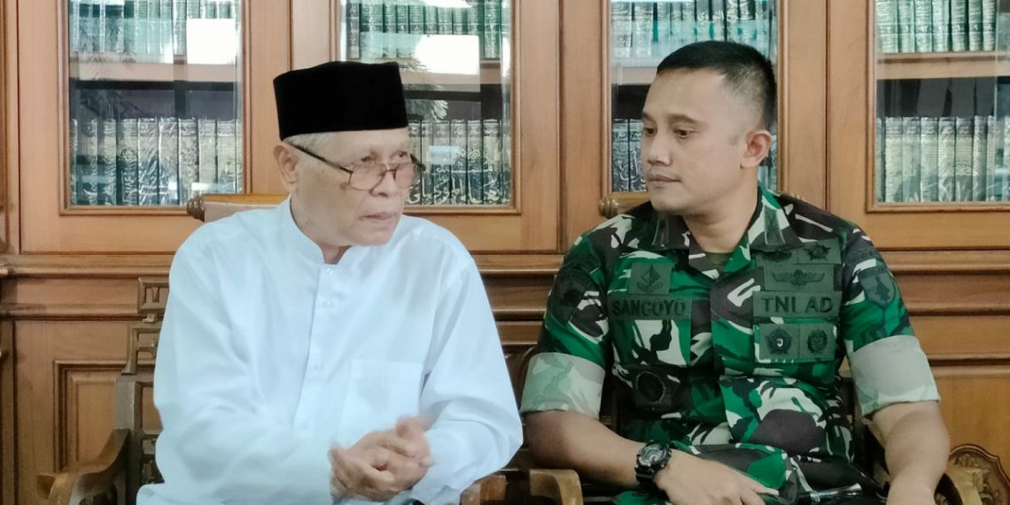 Komandan Yonif 521 Mayor Yudha Sancoyo bersilaturrahim ke Ponpes Wali Barokah Kediri. Foto: LINES.