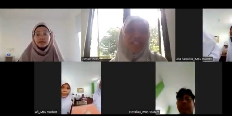 Siswa Insan Mulia Boarding School belajar mengenai kehidupan muslim di Kanads secara daring. Foto: LINES.