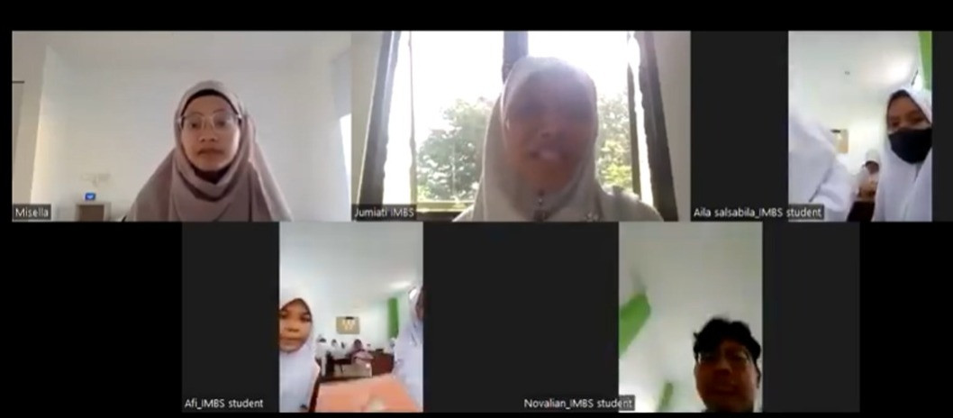 Siswa Insan Mulia Boarding School belajar mengenai kehidupan muslim di Kanads secara daring. Foto: LINES.