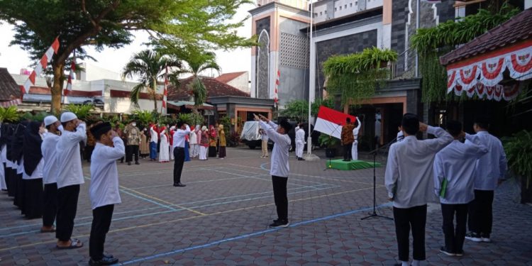 Pondok Pesantren Mahasiswa Baitussalam, Yogyakarta menggelar upacara bendera. Foto: LINES.