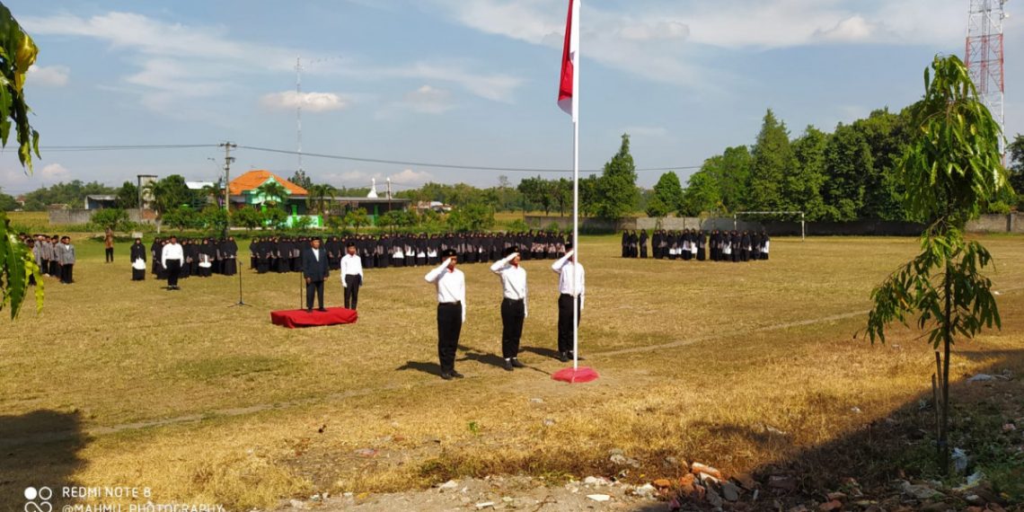 Ponpes Nurul Azizah menggelar upacara bendera pada HUT RI kemarin. Foto: LINES.
