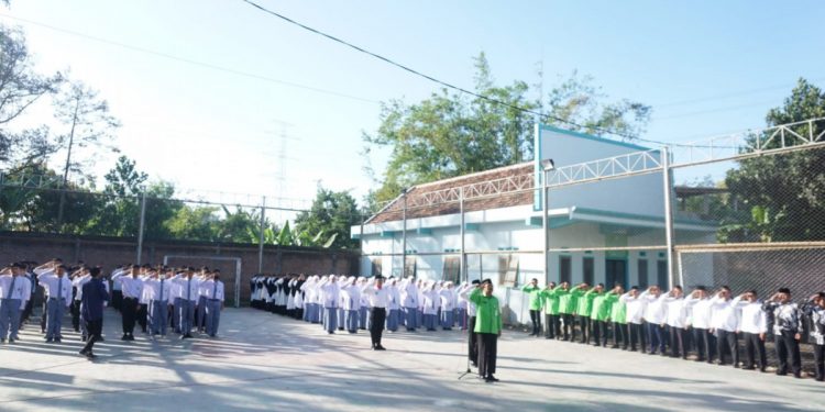 Ponpes Nurul Huda Kediri menggelar upacara bendera HUT RI. Foto: LINES.