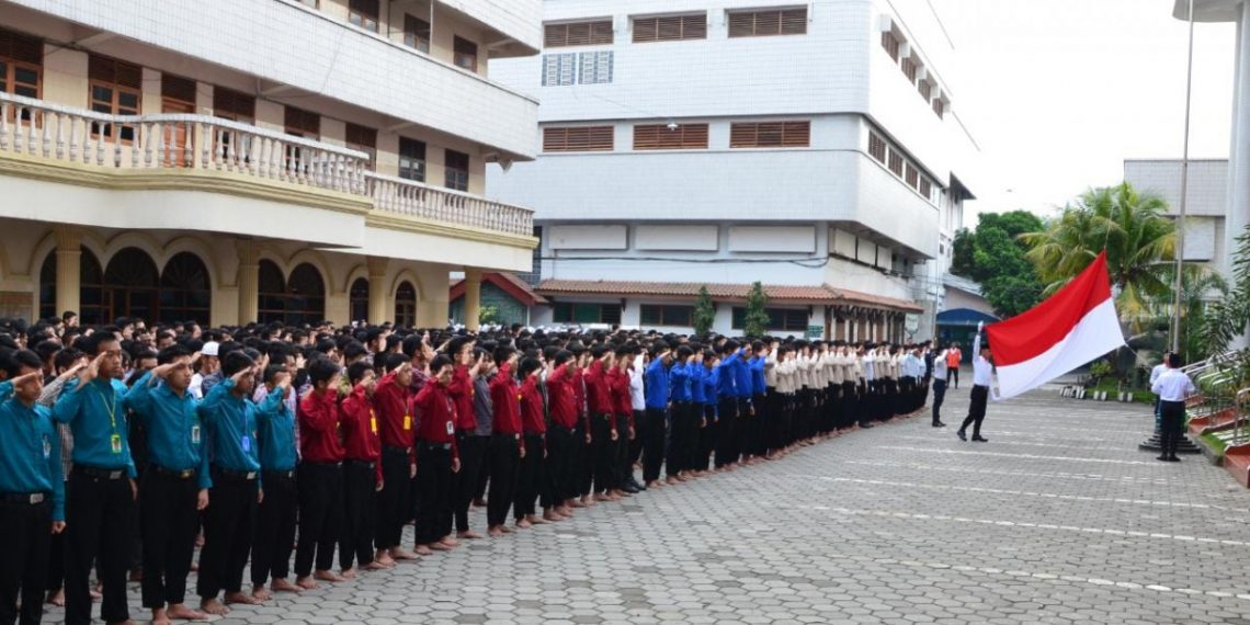Upacara bendera rutin dilaksanakan setiap hari Senin dan hari-hari nasional yang dilaksanakan Pondok Pesantren Wali Barokah, Kediri sebagai upaya penumbuhan budi pekerti, karakter bangsa, terutama nilai-nilai kebangsaan dan kebhinekaan. Foto: LINES.