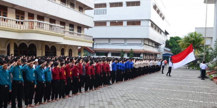 Upacara bendera rutin dilaksanakan setiap hari Senin dan hari-hari nasional yang dilaksanakan Pondok Pesantren Wali Barokah, Kediri sebagai upaya penumbuhan budi pekerti, karakter bangsa, terutama nilai-nilai kebangsaan dan kebhinekaan. Foto: LINES.