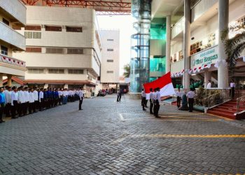 Prestasi Santri Warnai Upacara HUT ke-77 RI di Ponpes Wali Barokah Kediri