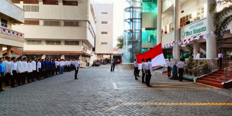 Upacara Hari Ulang Tahun (HUT) ke-77 Republik Indonesia (RI) di Pondok Pesantren (Ponpes) Wali Barokah Kediri, (17/8). Foto: LINES.